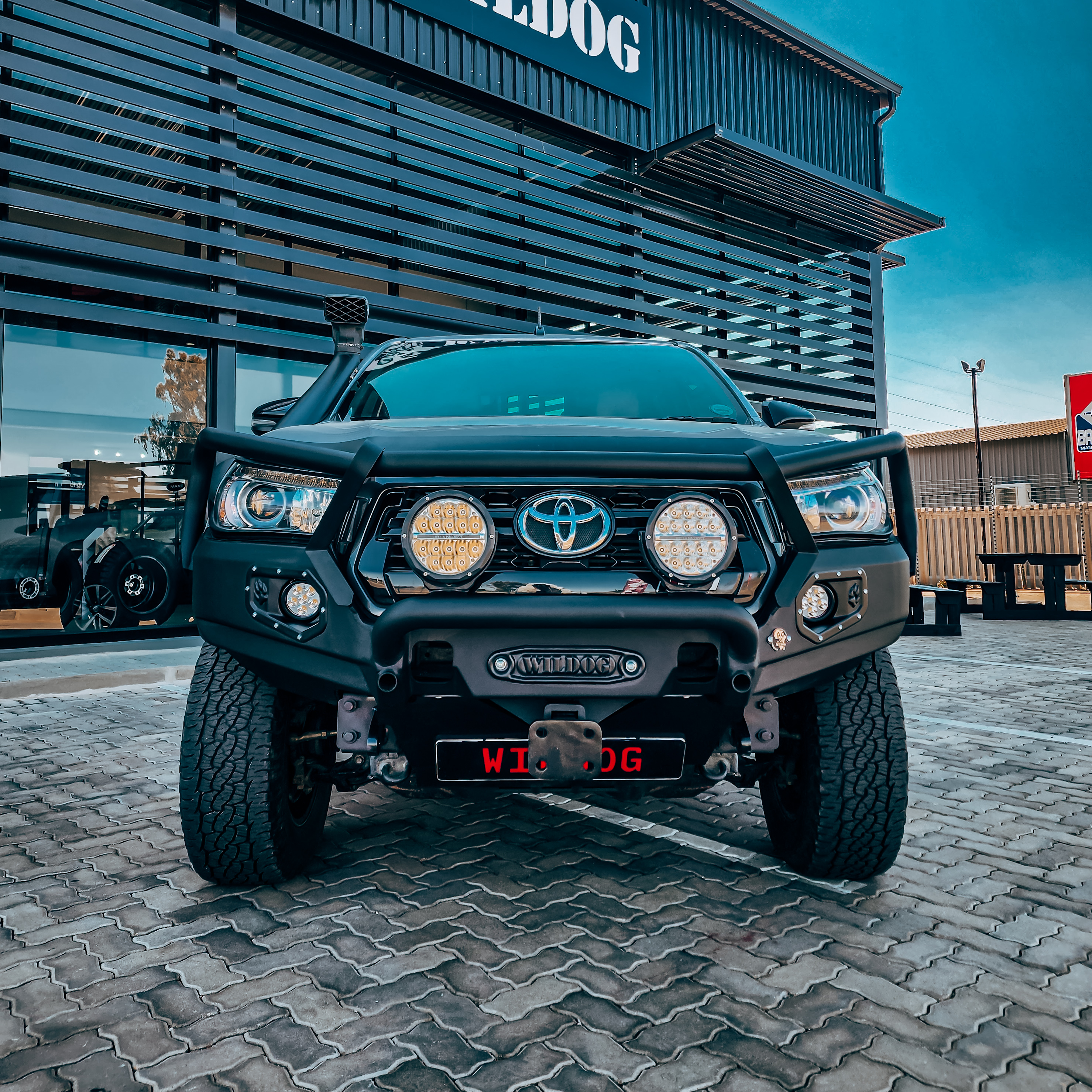 hunter-type-front-bumper-hilux-roccodakar-black-with-nudge
